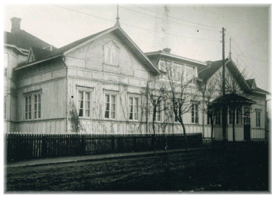 Tyrvn Kirjakauppa aloitti toimintansa Tyrvn apteekkirakennuksessa huhtikuussa 1891. Kauppaan mentiin kuistin kautta.