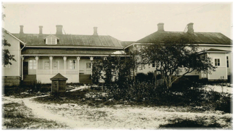 Hugo Suvannon talo lissiipineen jrvelt katsottuna 20-luvulla. Talossa oli koti ja kauppa.