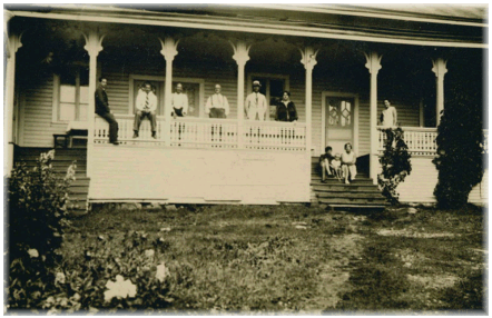 Hugo Suvannon perhett 30-luvulla kotitalon verannalla.